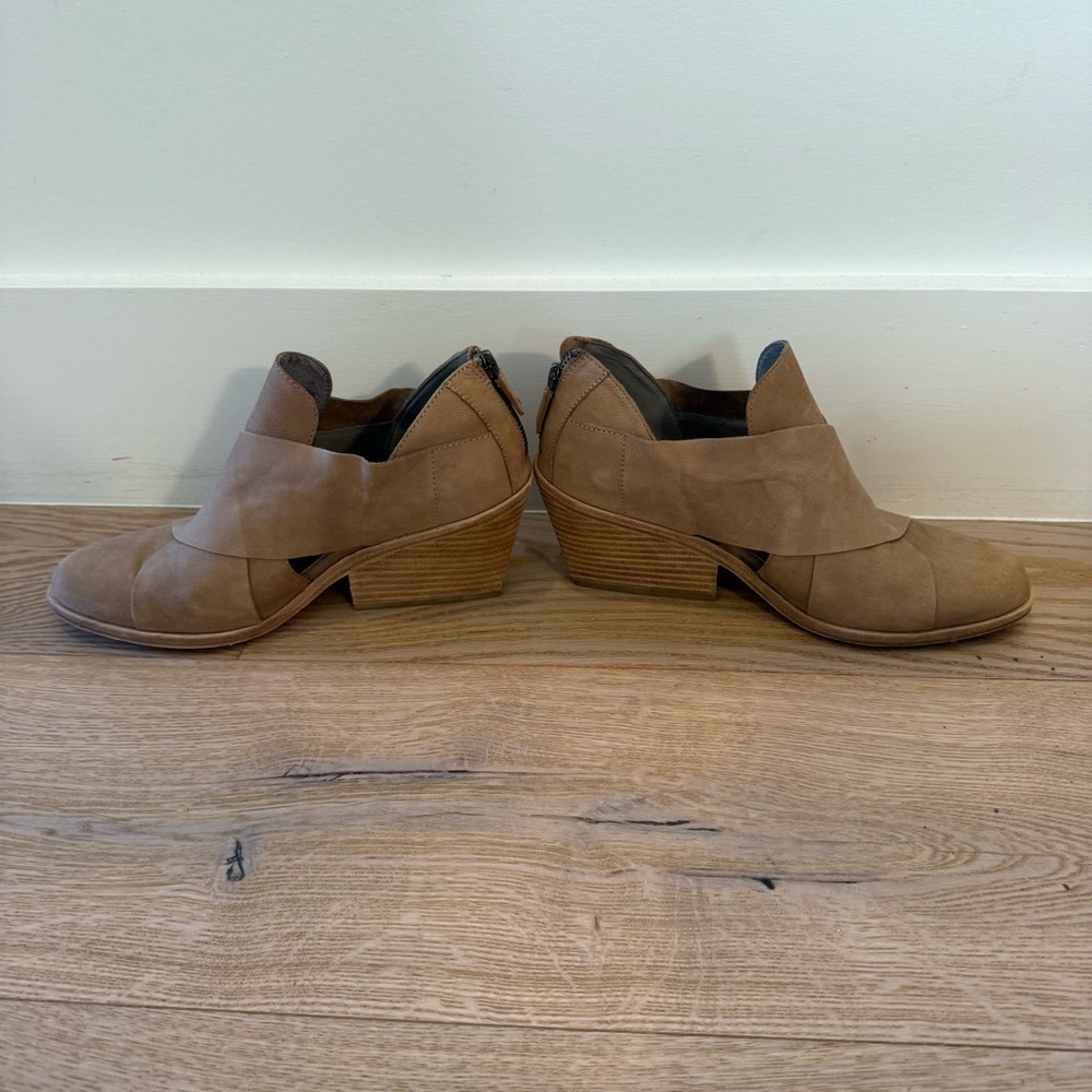 Eileen Fisher Jenkin's Zip Nubuck Beige Suede Boots 8.5 Minimalist Contemporary - Picture 2 of 9